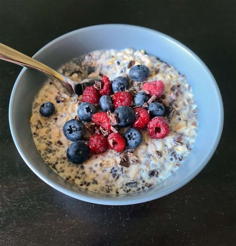 Overnight Oats with Cacao Nibs and Berries
