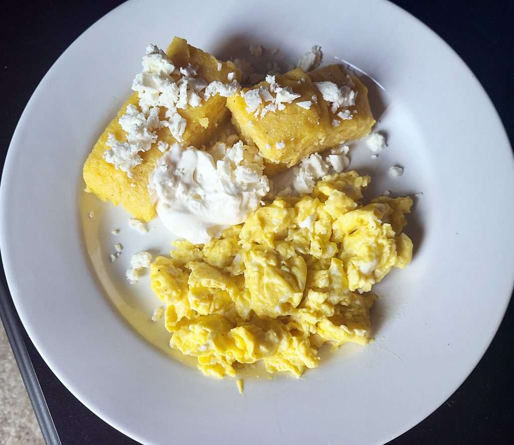 Mămăligă cu Brânză și Smântână (Polenta with Cheese and Sour Cream)