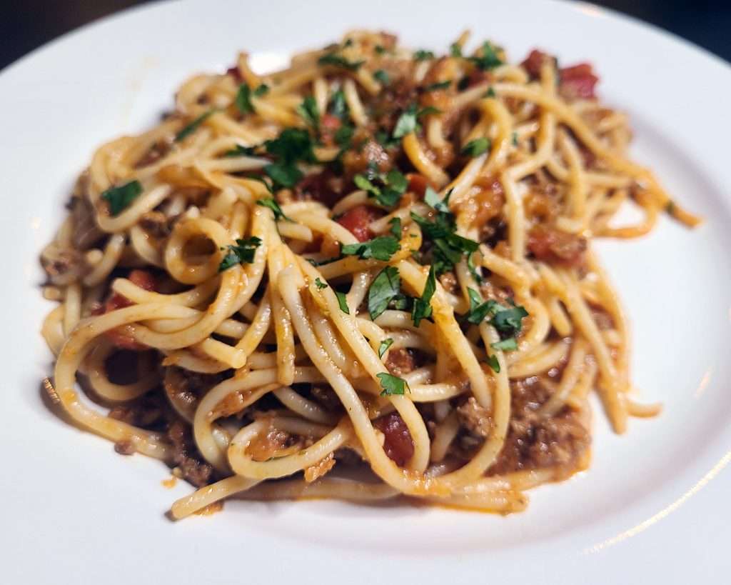 Baasto Iyo Suugo (Pasta with Meat Sauce)