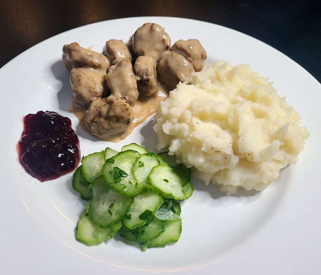 Köttbullar med Potatismos (Swedish Meatballs with Mashed Potatoes)